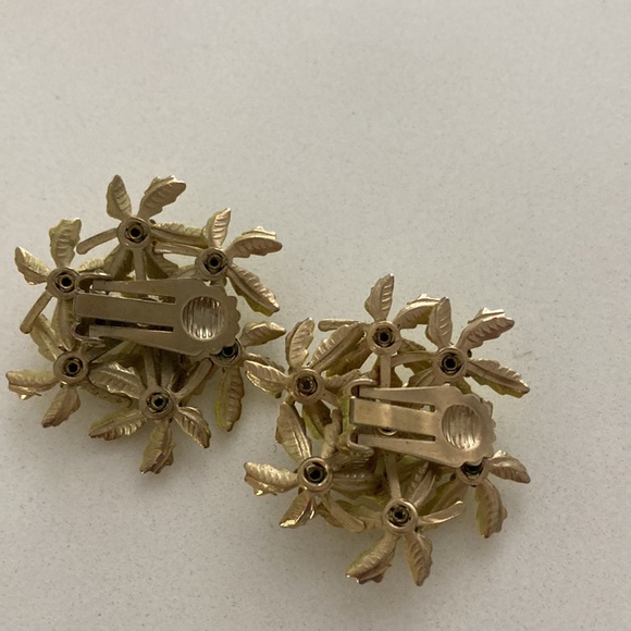 Vintage clip on Daisy cluster yellow earrings - Picture 4 of 4